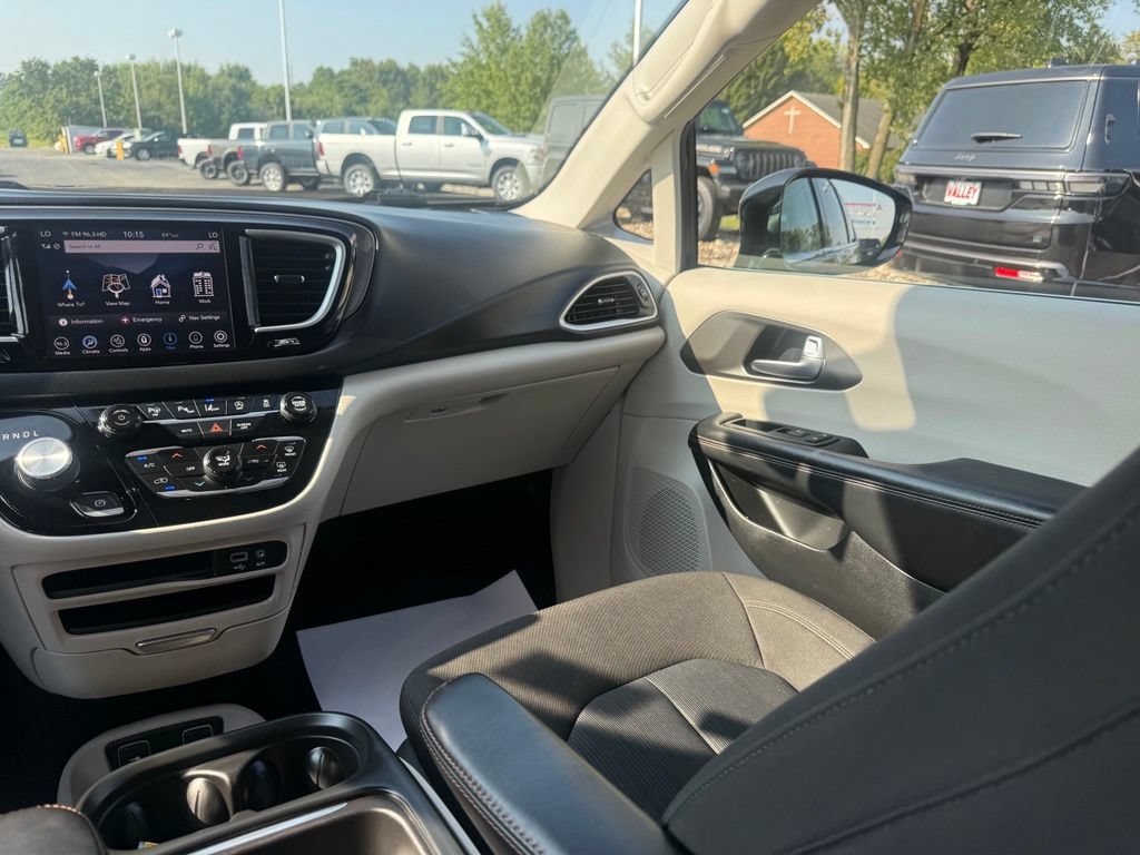 Used 2020 Chrysler Pacifica Touring w/ Advanced Safetytec Group FWD image 41