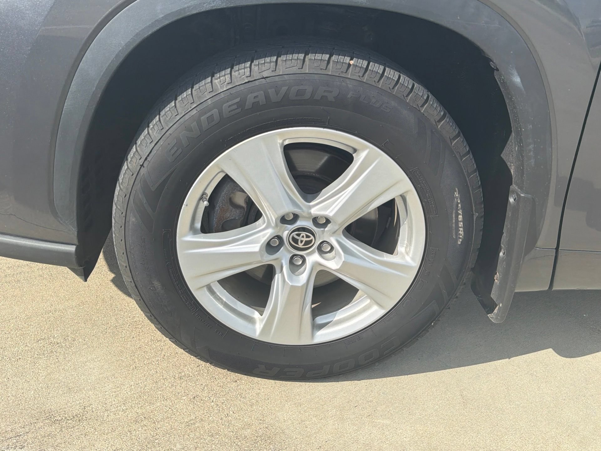 Used 2023 Toyota Highlander L FWD image 9