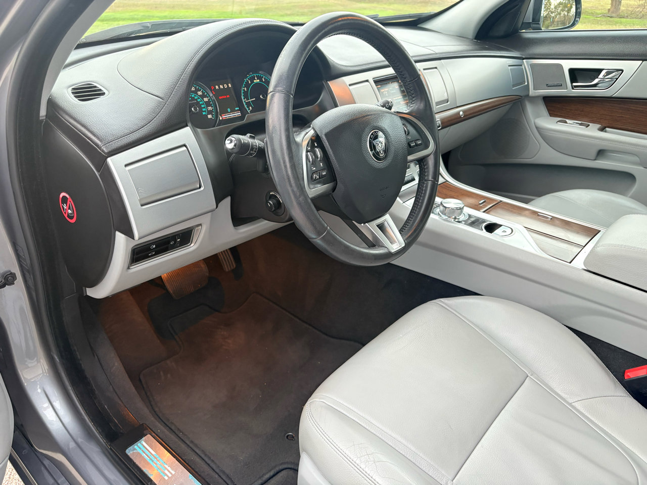 Used 2015 Jaguar XF Premium image 26