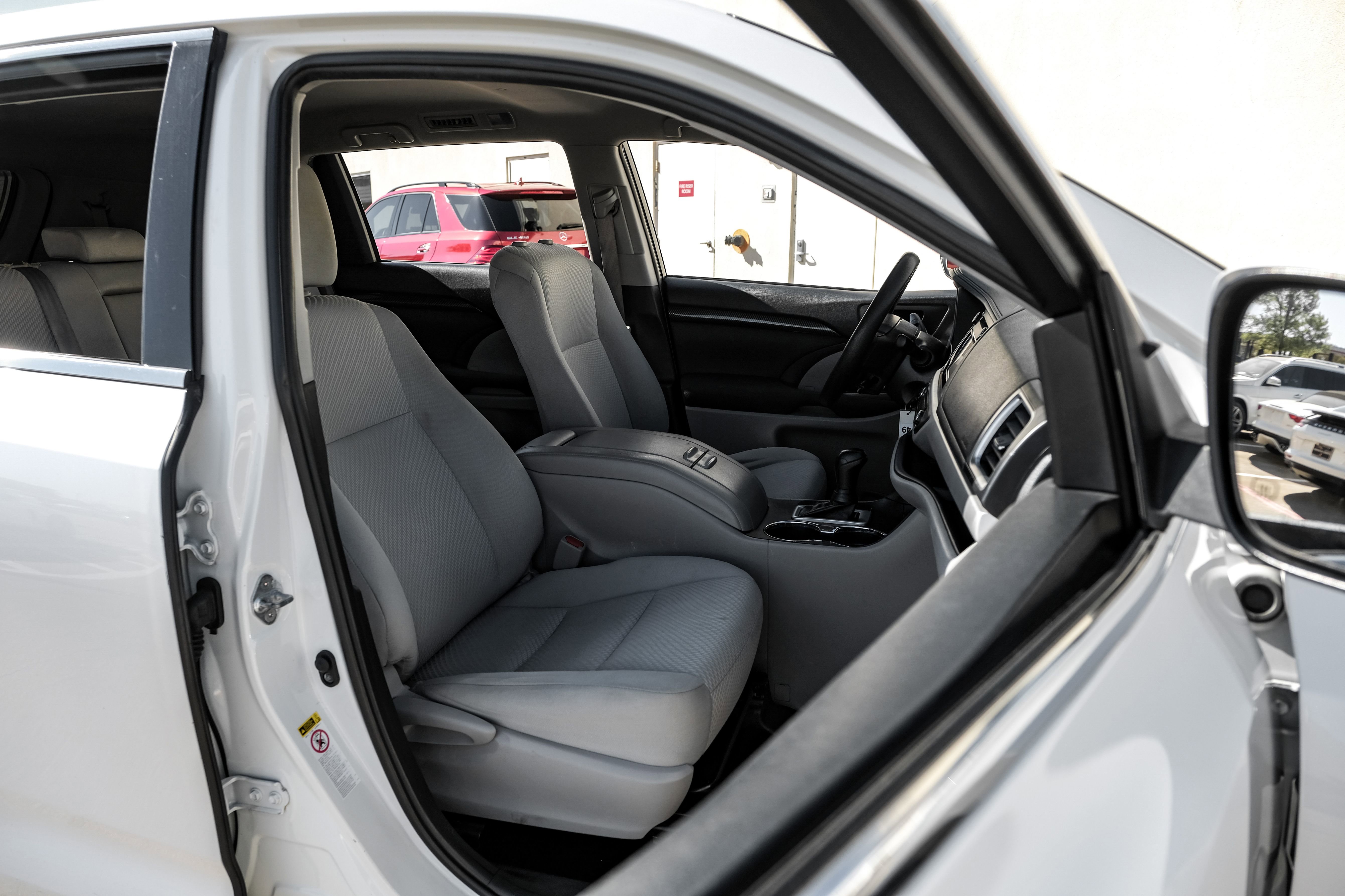 Used 2019 Toyota Highlander LE FWD image 27