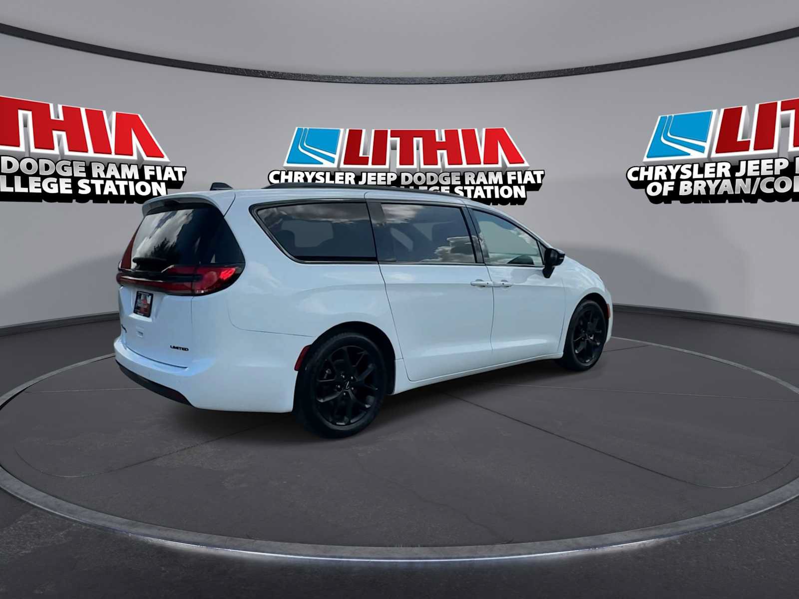 Used 2025 Chrysler Pacifica Limited FWD image 8