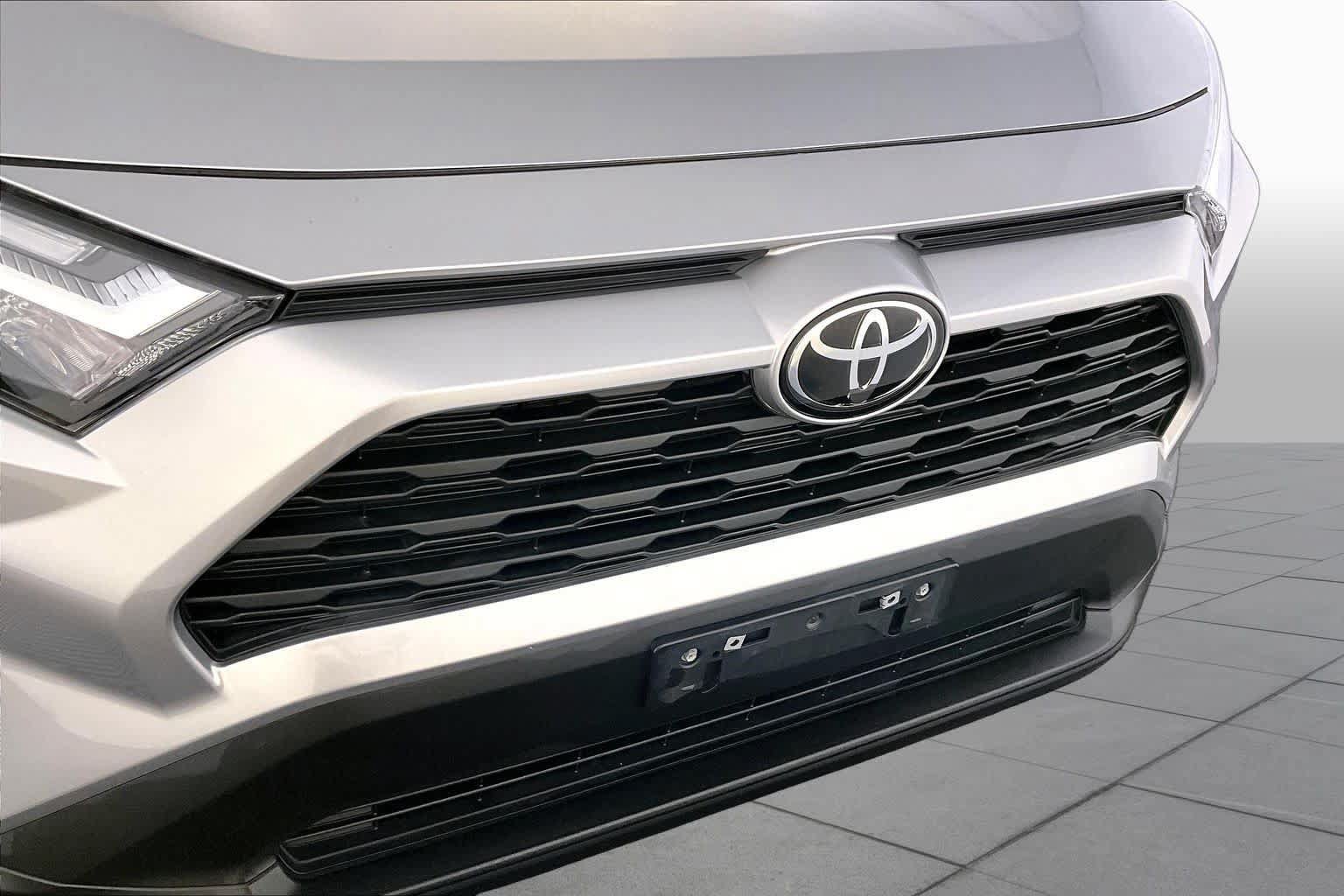 Used 2022 Toyota RAV4 XLE w/ Convenience Package AWD/4WD image 32