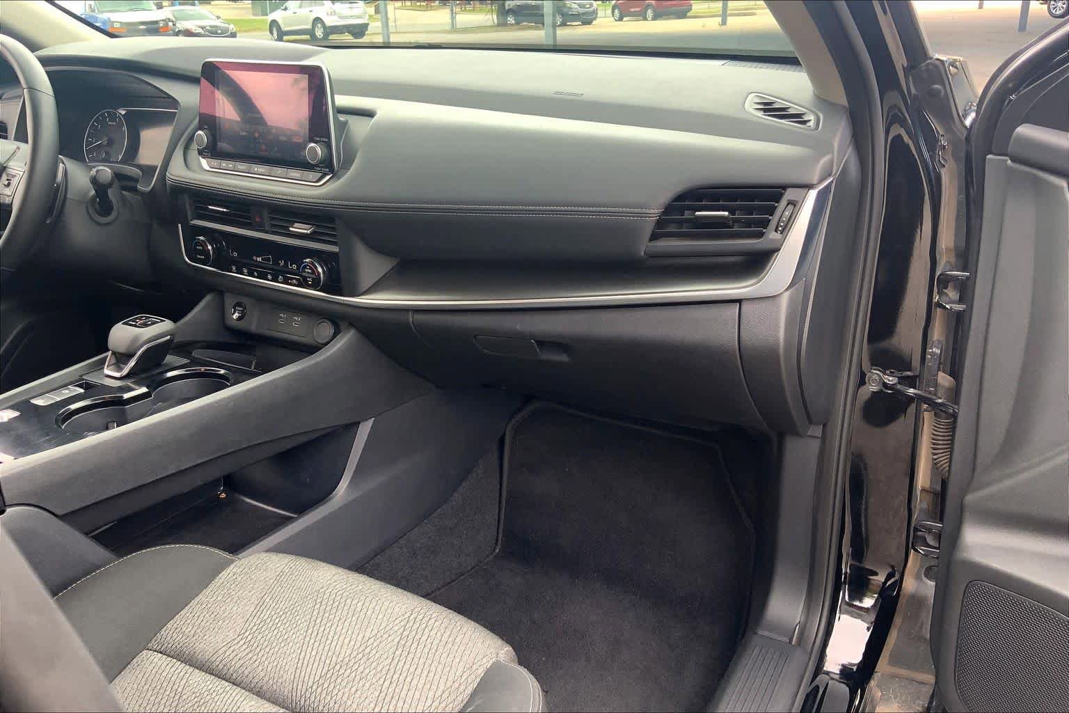 Used 2025 Nissan Rogue SV FWD image 19