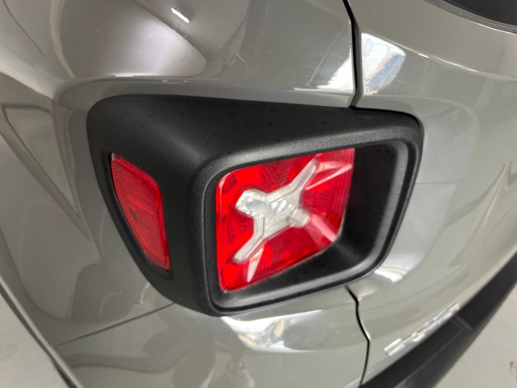 Used 2023 Jeep Renegade Latitude AWD/4WD image 40