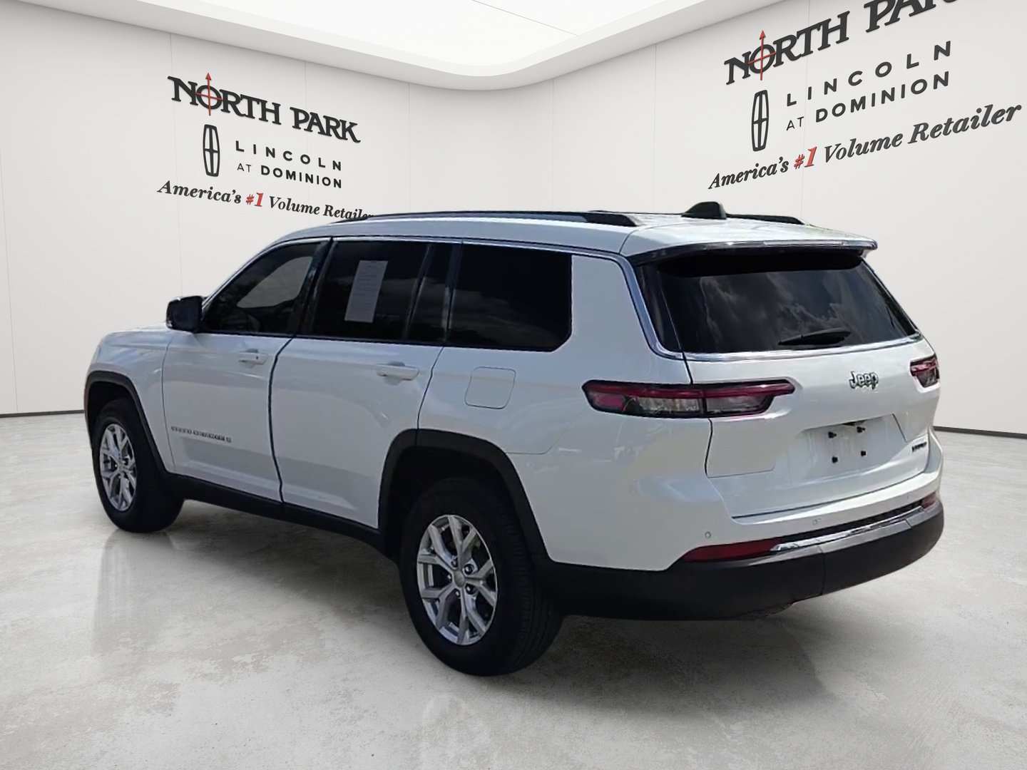 Used 2023 Jeep Grand Cherokee L Limited RWD image 3