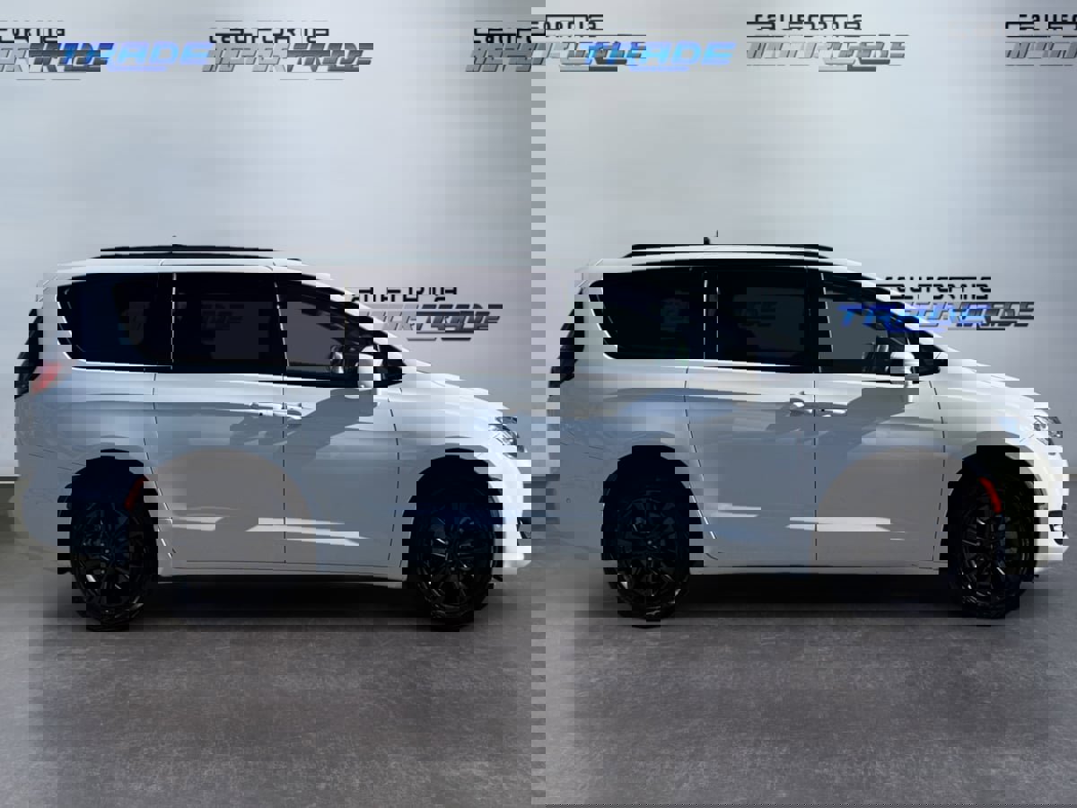 Used 2020 Chrysler Pacifica Touring-L image 4