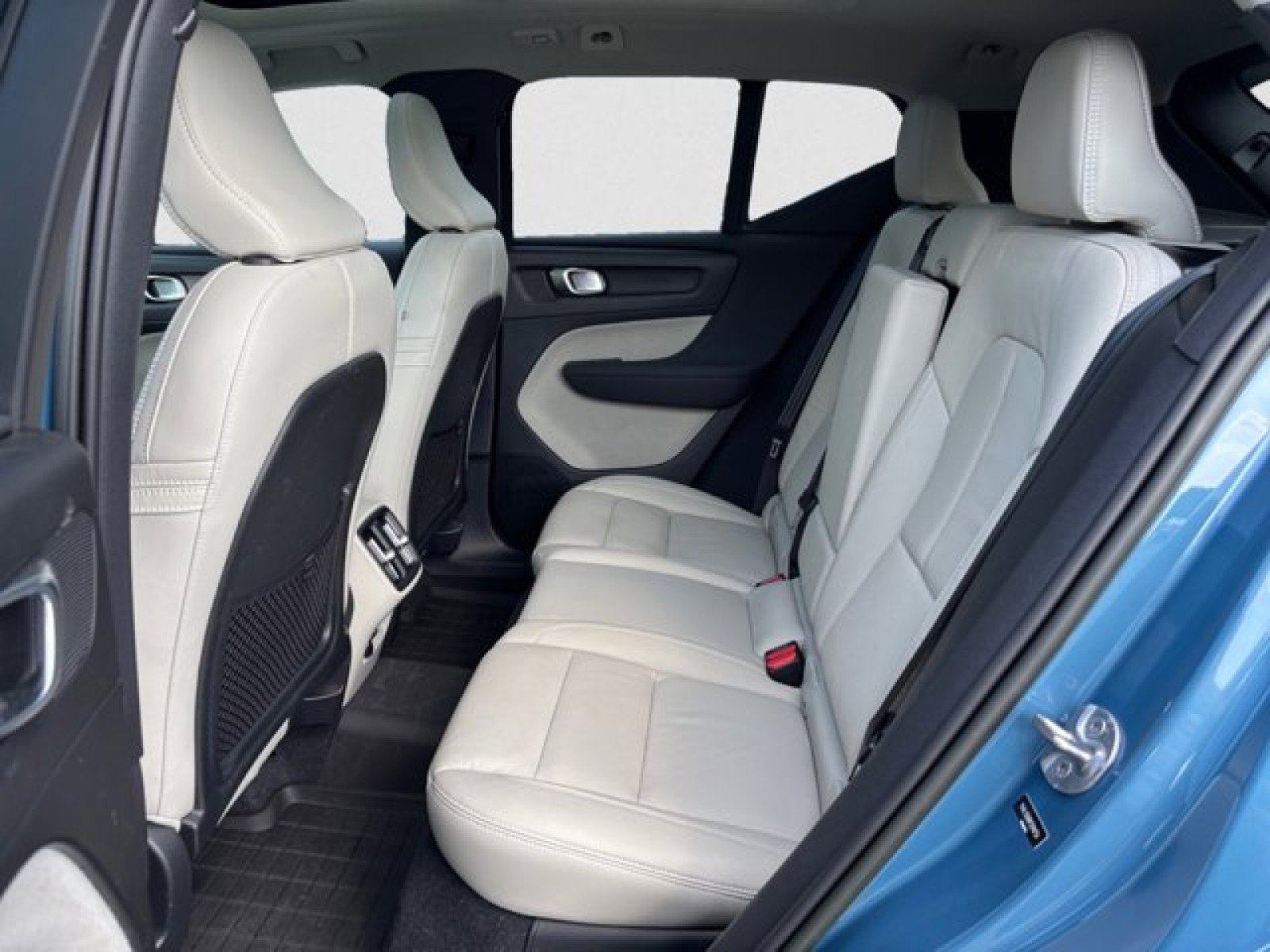 Used 2023 Volvo XC40 B5 Plus w/ Driver Assist Package image 18