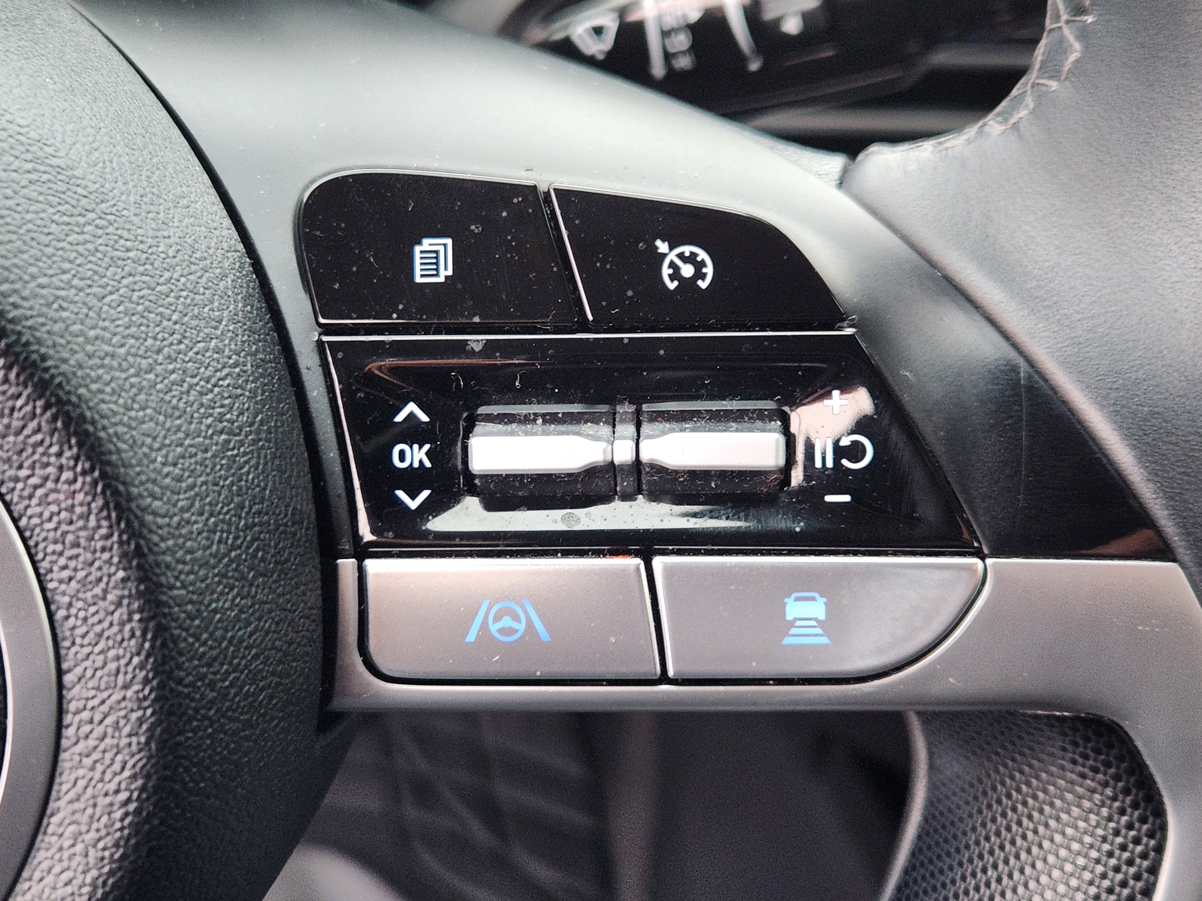 Certified 2023 Hyundai Elantra Limited w/ Preferred Accessory Package image 25