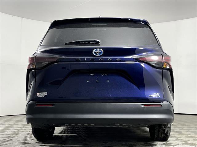 Used 2024 Toyota Sienna LE image 6