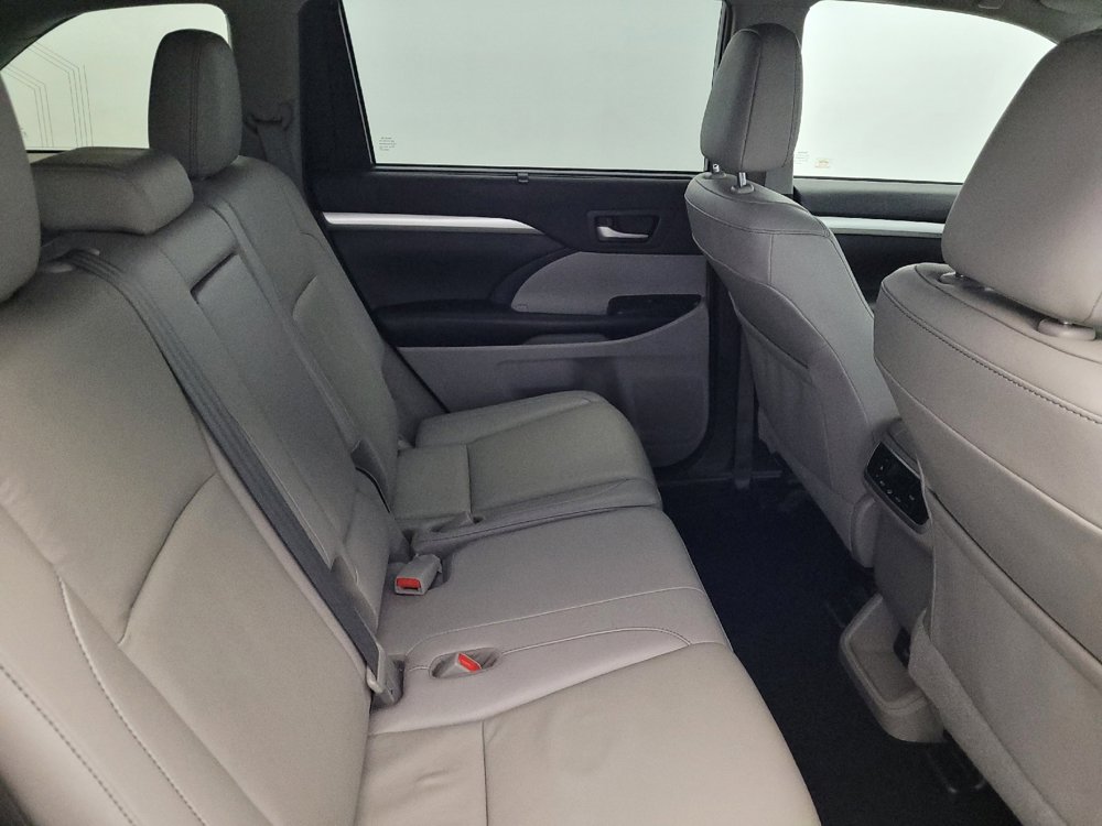 Used 2019 Toyota Highlander XLE image 19