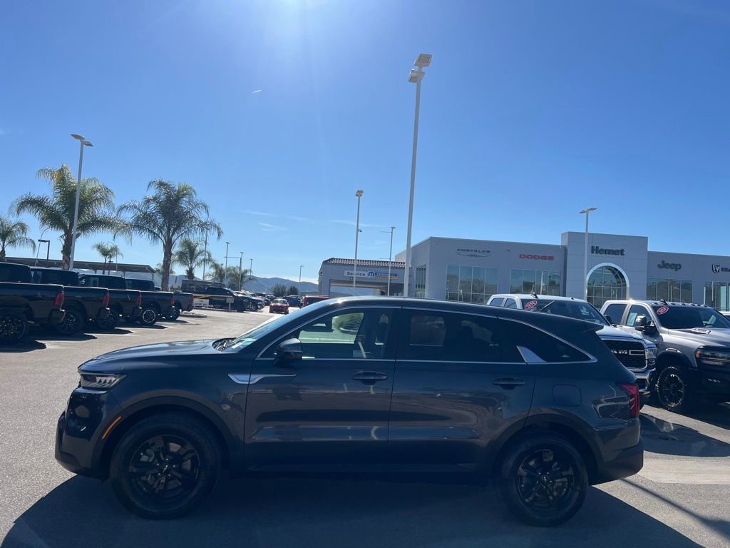 Used 2022 Kia Sorento LX image 5
