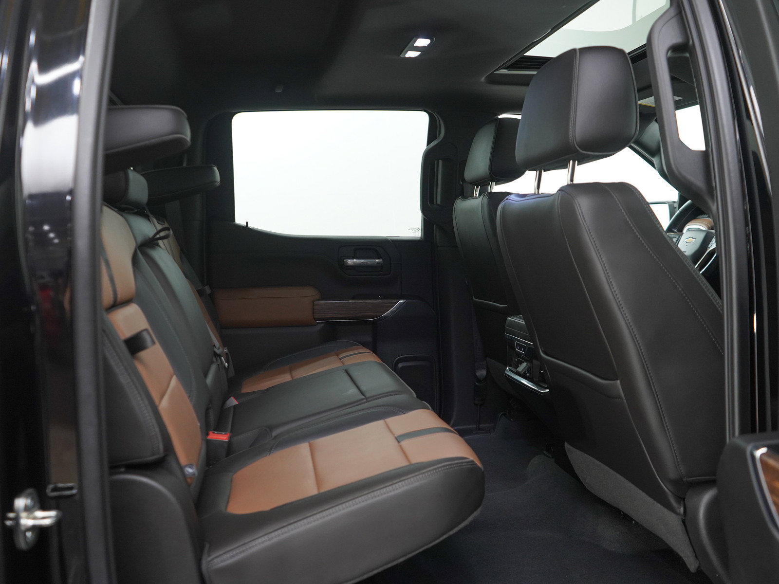 Used 2019 Chevrolet Silverado 1500 High Country w/ Technology Package AWD/4WD image 12
