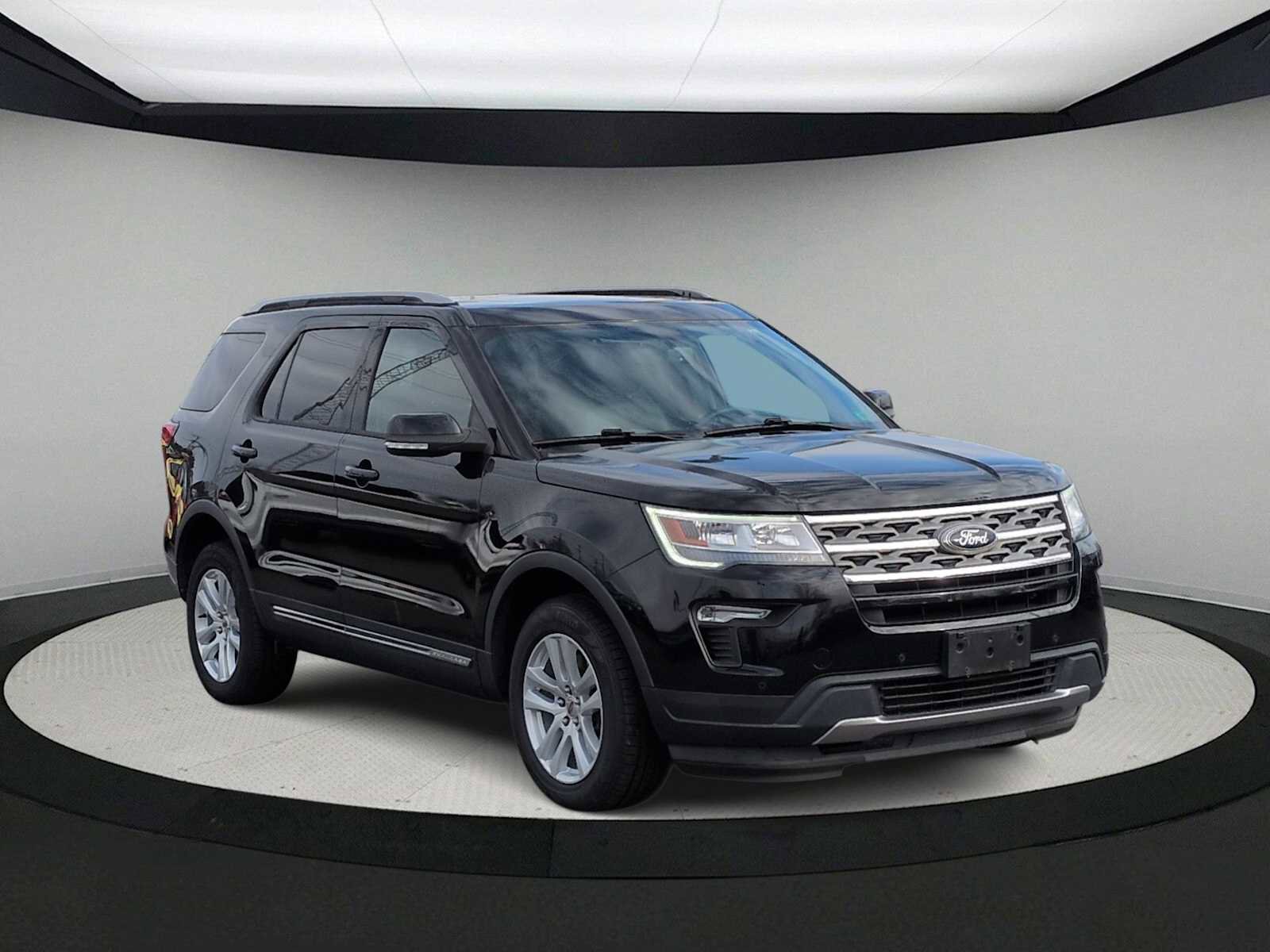 Used 2018 Ford Explorer XLT w/ Equipment Group 202A image 2
