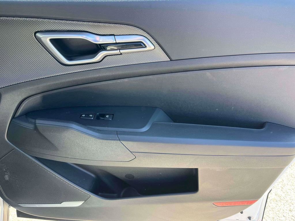 Used 2025 Kia Sportage LX image 11