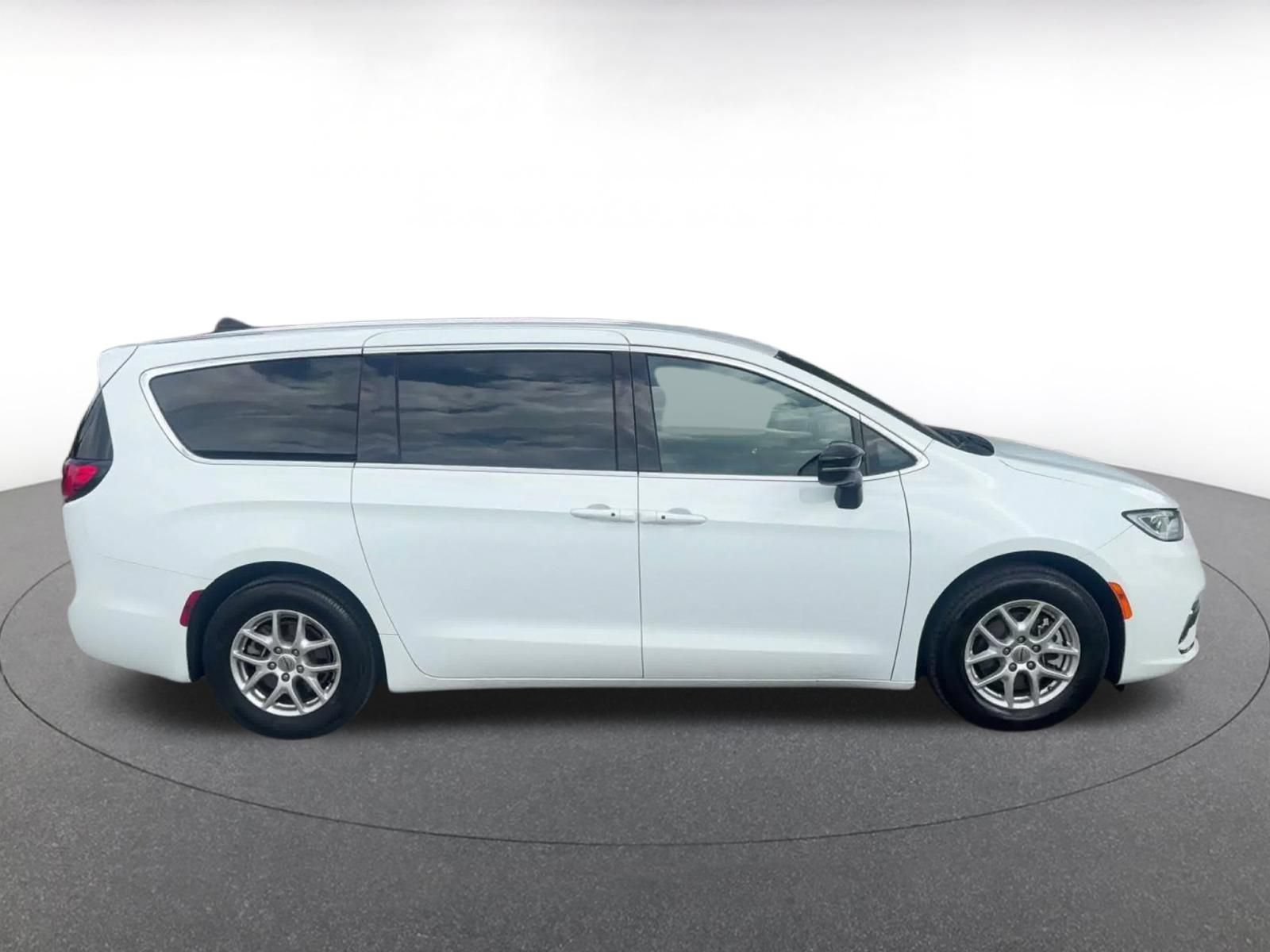 Used 2025 Chrysler Pacifica Select FWD image 15