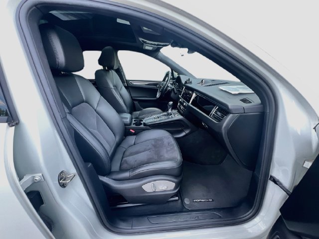 Certified 2020 Porsche Macan AWD/4WD image 31