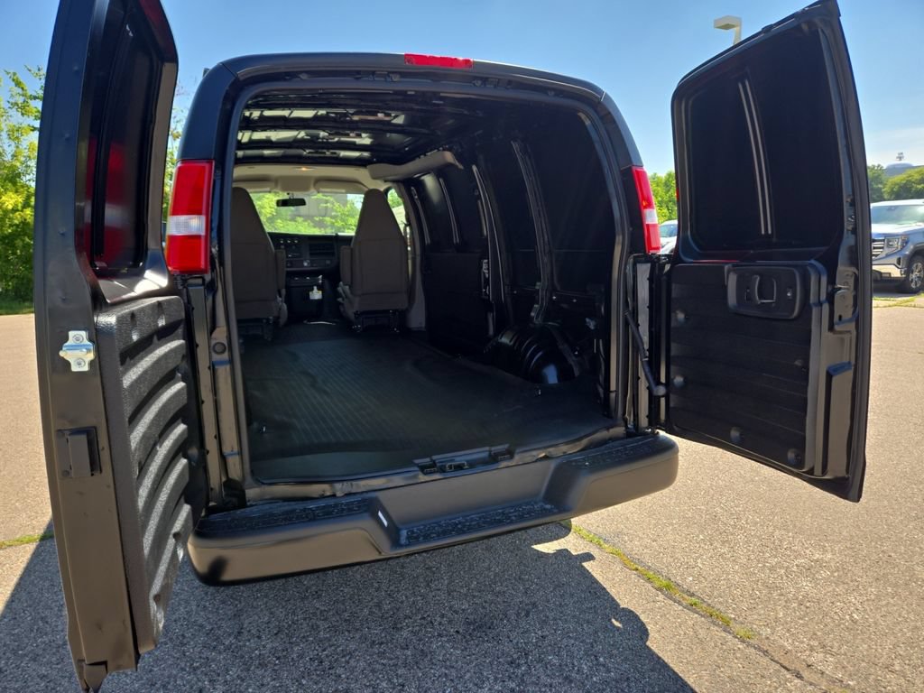 New 2026 GMC Savana 2500 w/ Driver Convenience Package RWD image 34