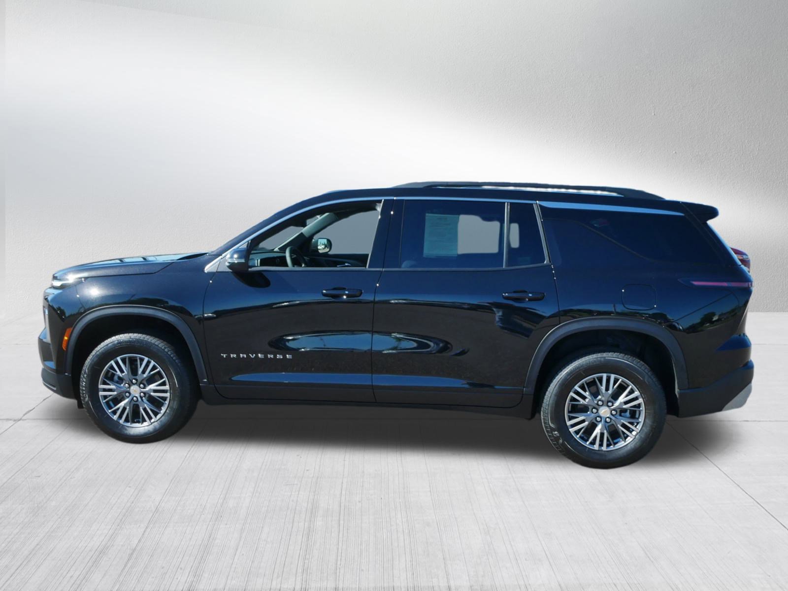 Used 2025 Chevrolet Traverse LT image 4