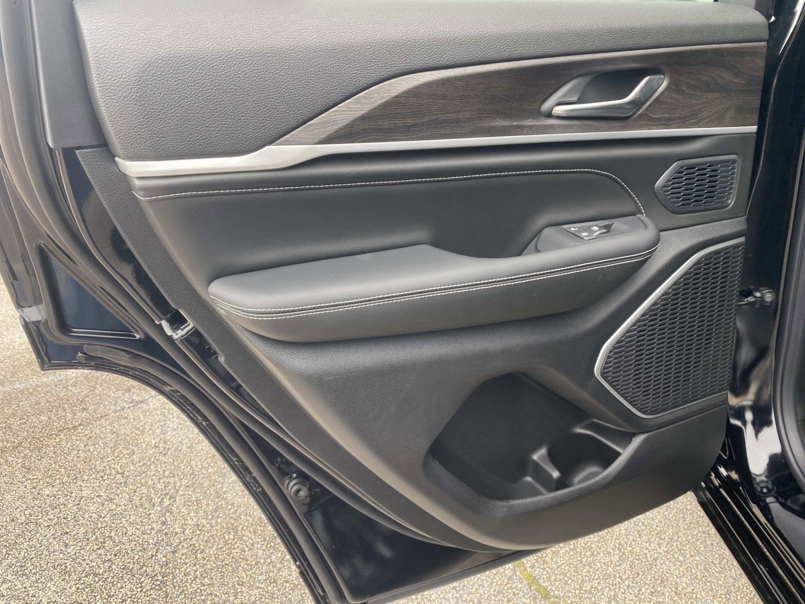 New 2026 Jeep Grand Cherokee Limited Reserve image 9