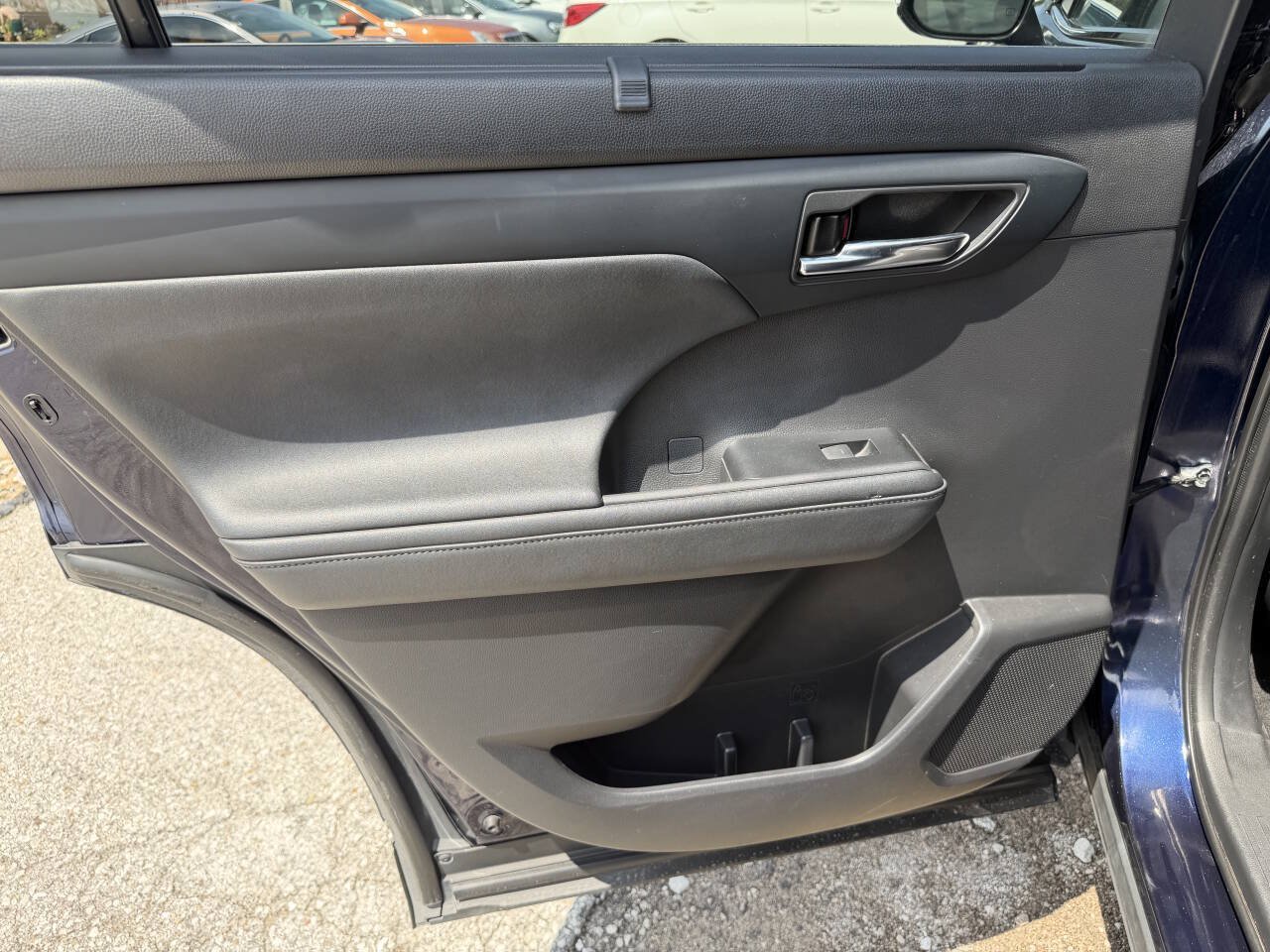 Used 2021 Toyota Highlander XLE AWD/4WD image 15