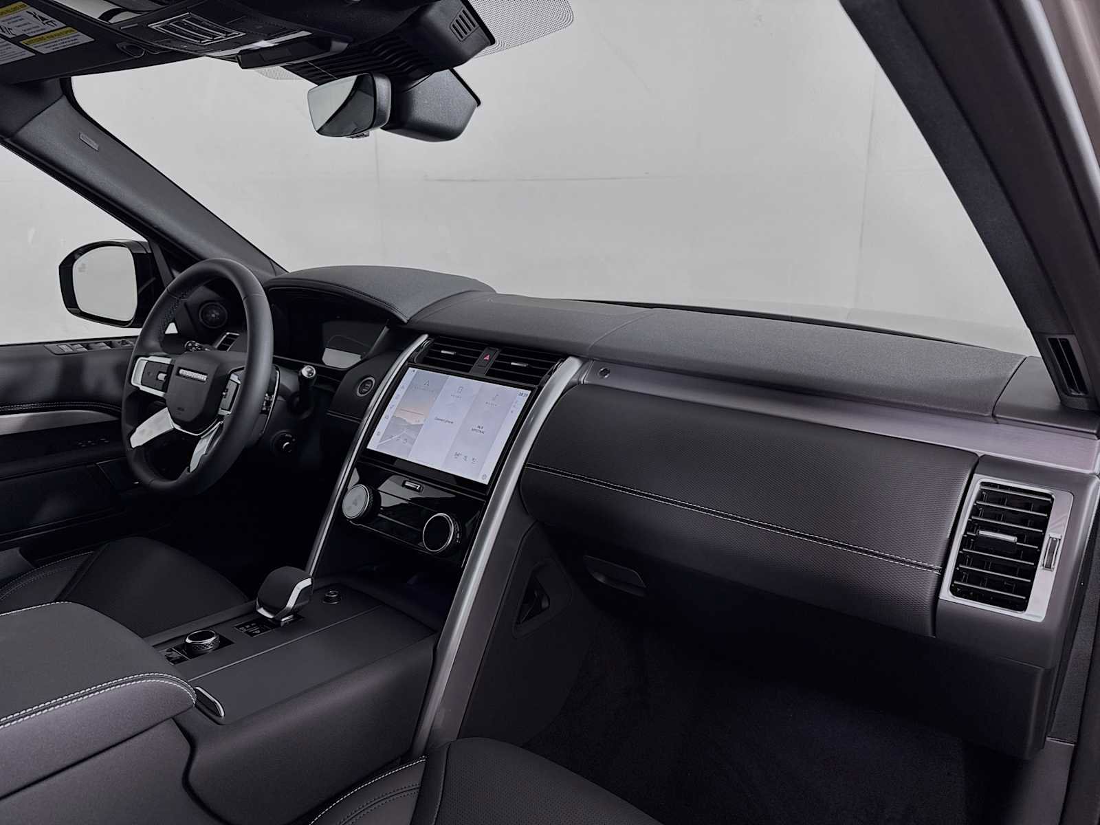 New 2025 Land Rover Discovery Dynamic SE image 28