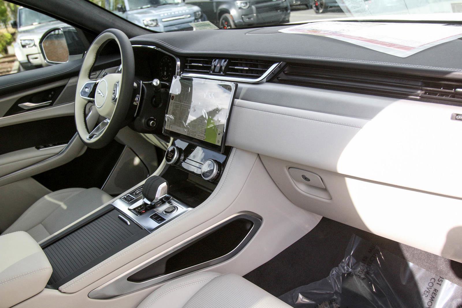 New 2025 Jaguar F-PACE R-Dynamic S image 12