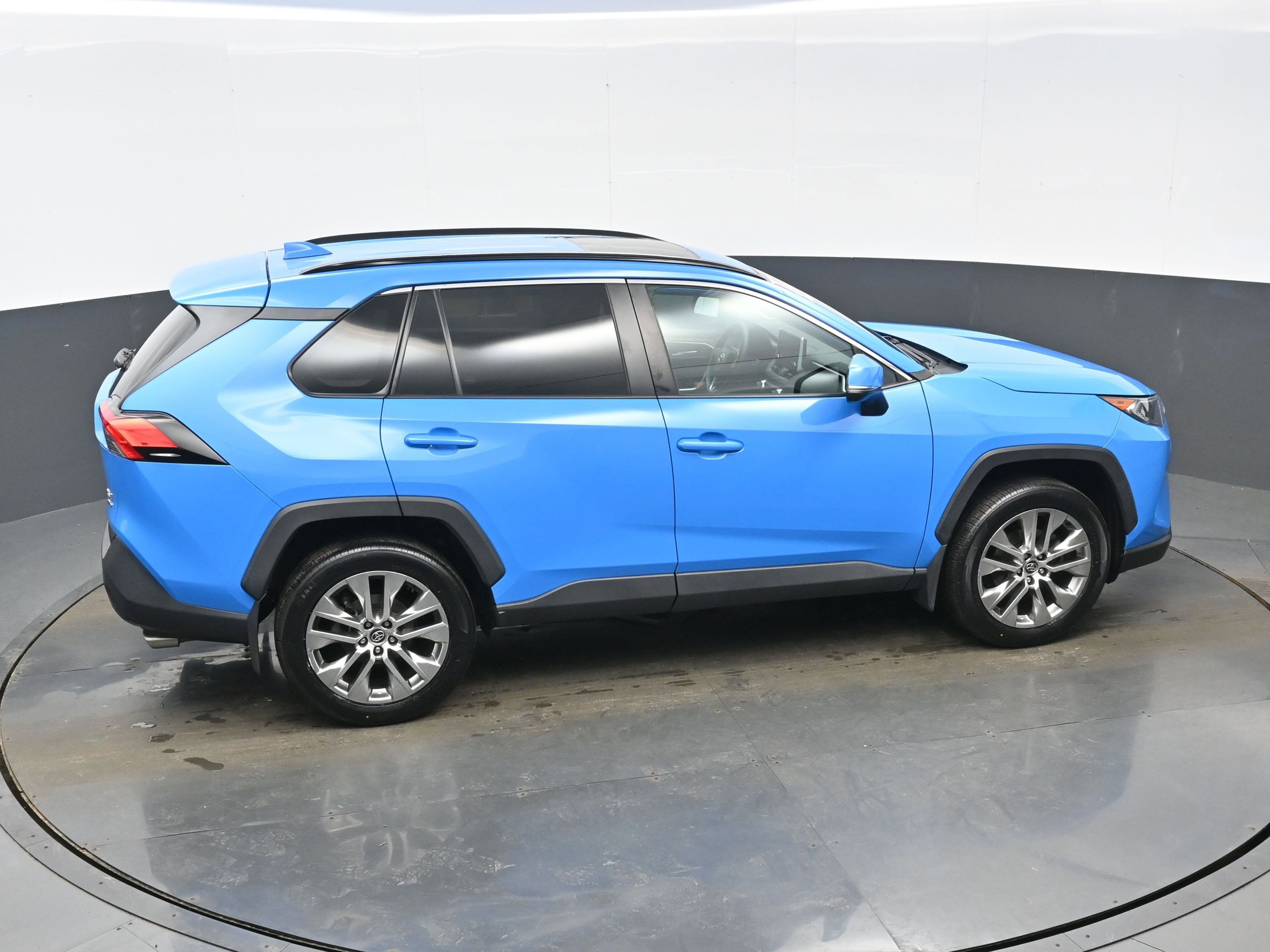 Used 2020 Toyota RAV4 XLE Premium image 42