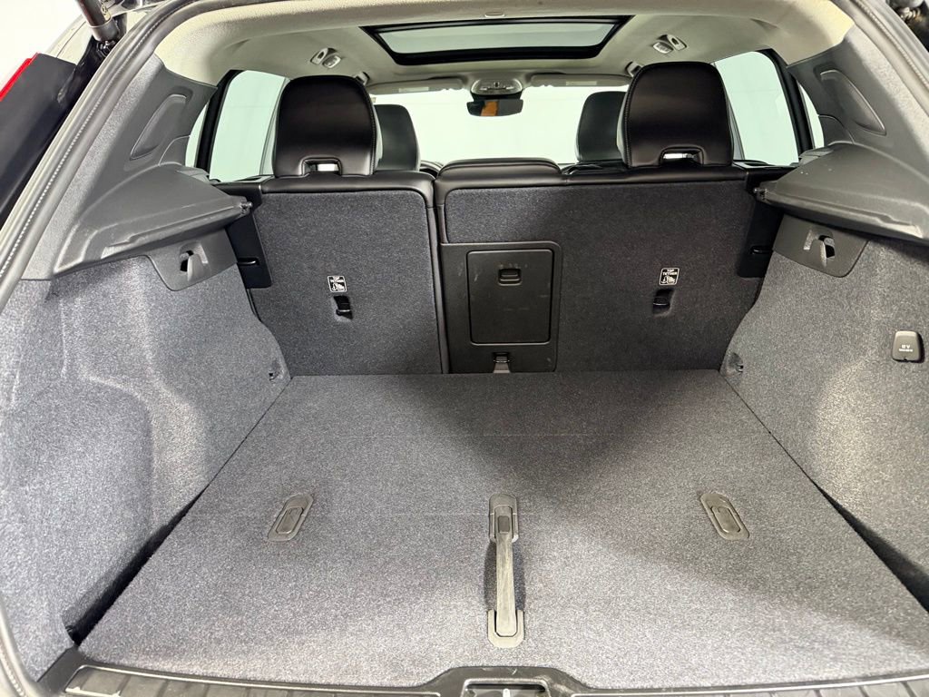 Used 2025 Volvo XC40 B5 Plus image 28