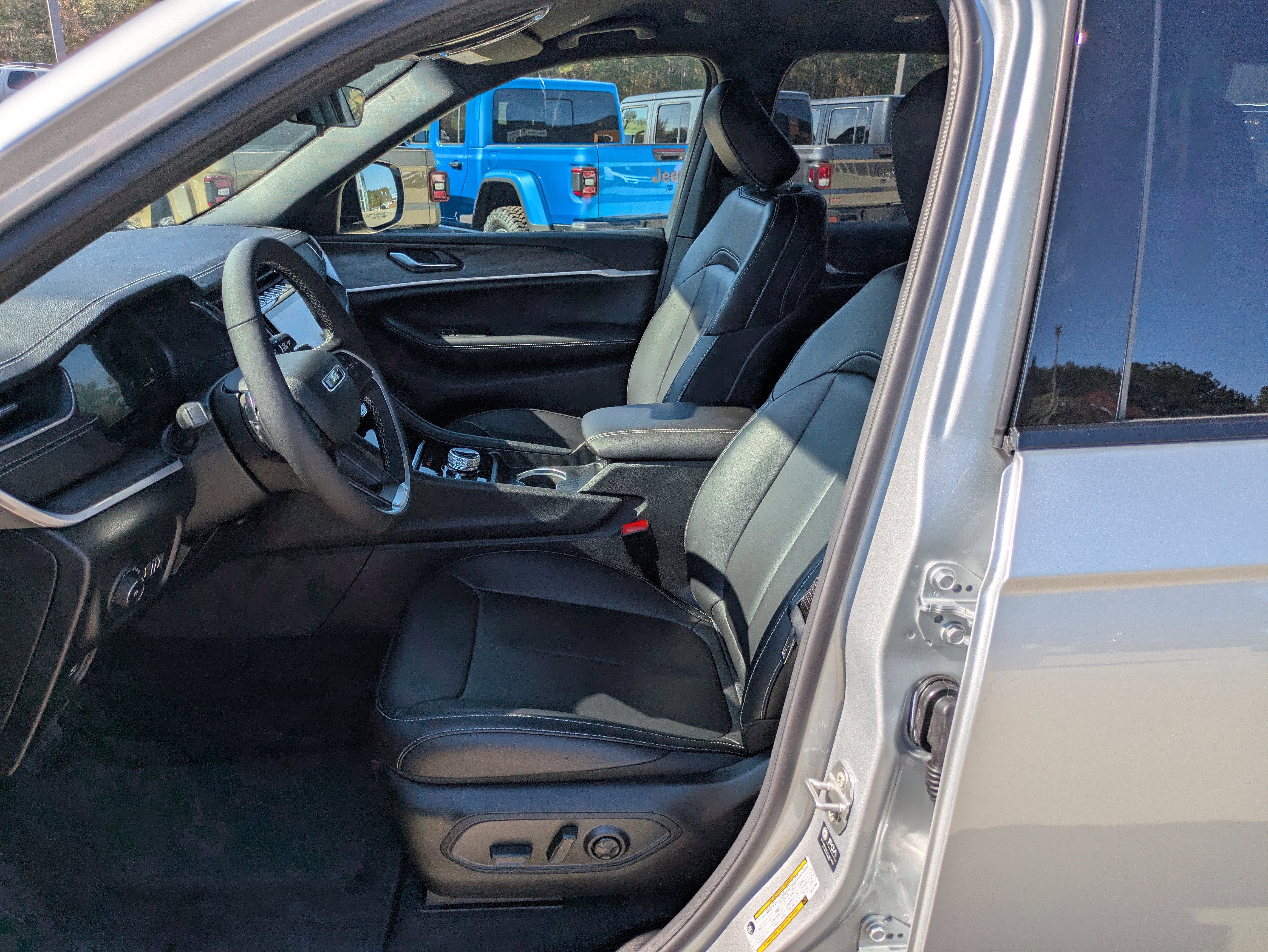 New 2025 Jeep Grand Cherokee L Limited w/ Black Appearance Package AWD/4WD image 7