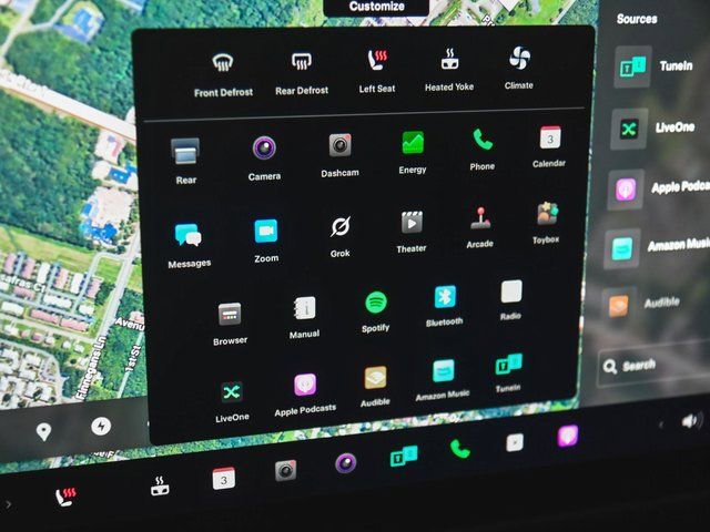 Used 2021 Tesla Model S Plaid image 17