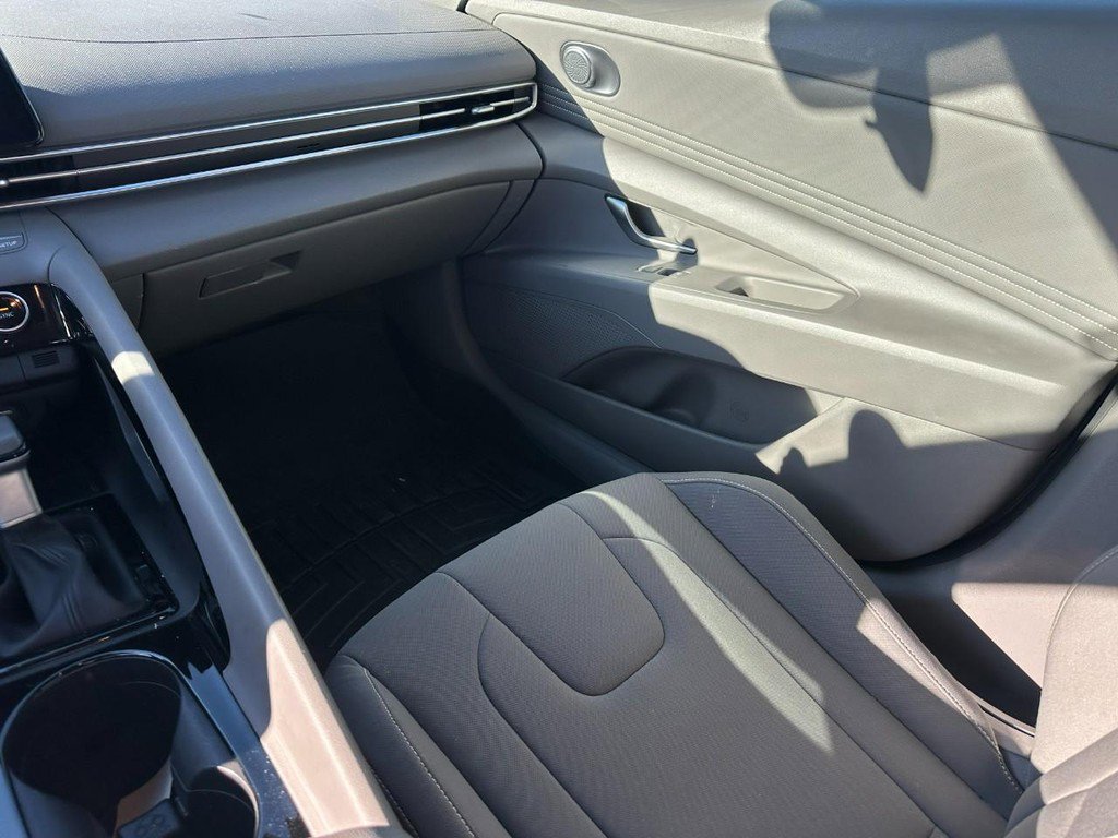 Used 2023 Hyundai Elantra SEL w/ Convenience Package image 16
