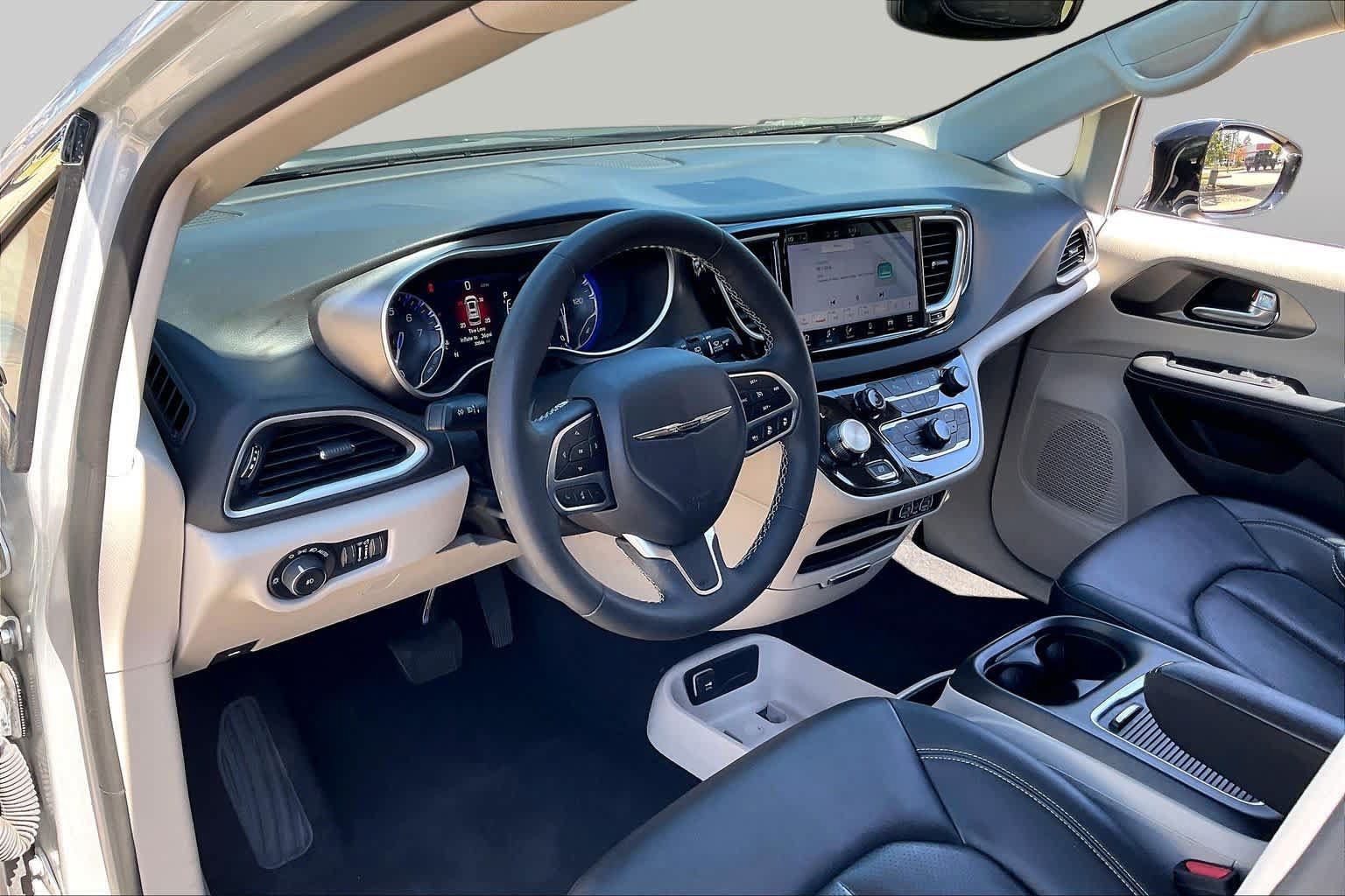 Used 2024 Chrysler Pacifica Touring-L FWD image 17