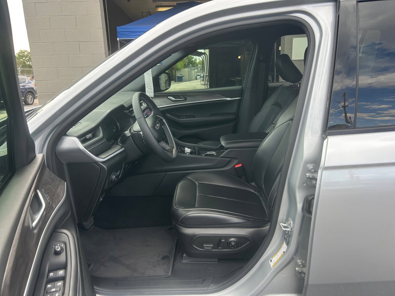 Used 2025 Jeep Grand Cherokee L Limited AWD/4WD image 13