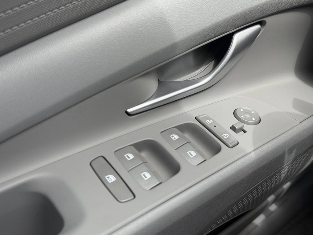 New 2026 Hyundai Elantra SE FWD image 18