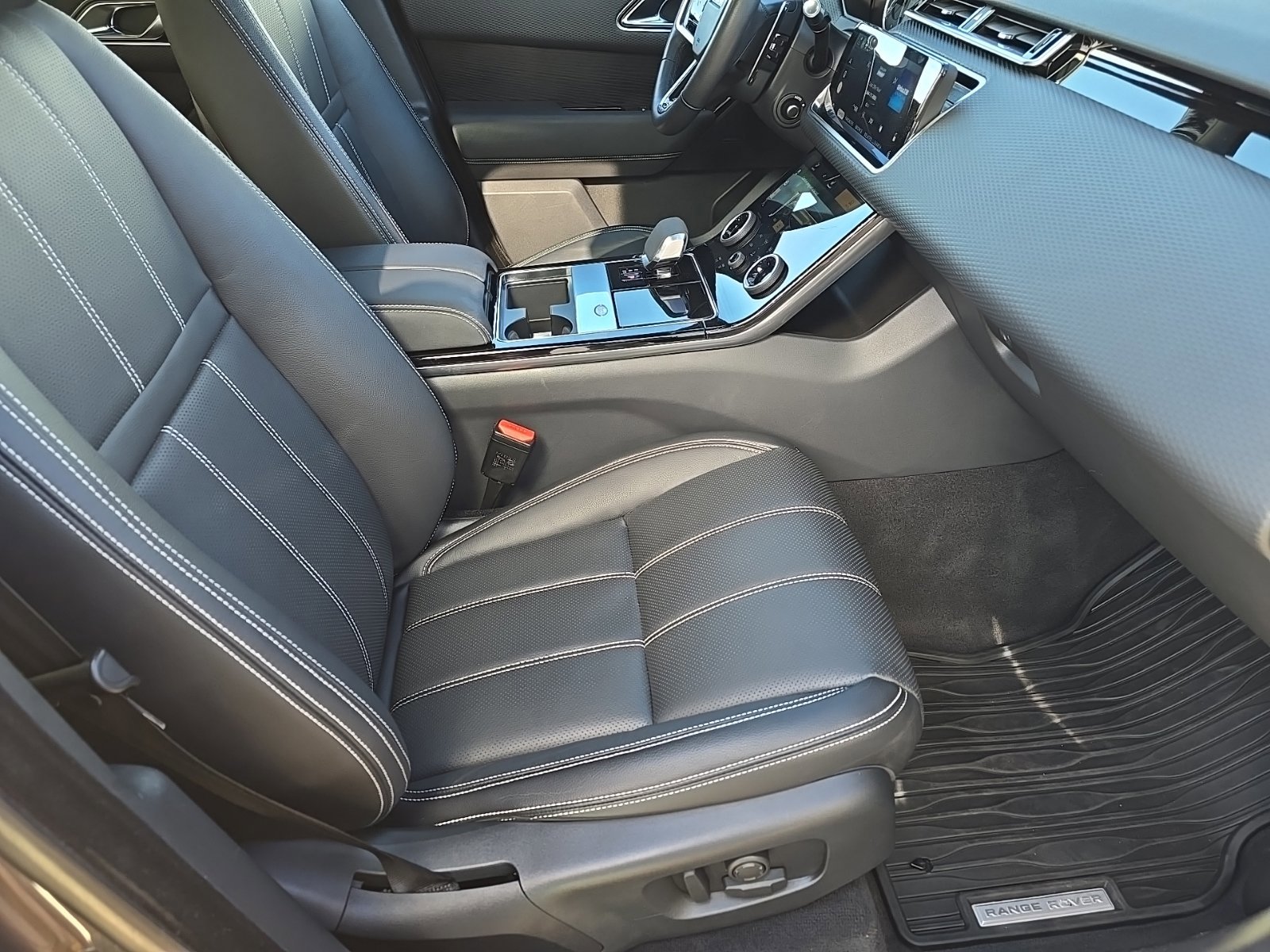 Used 2023 Land Rover Range Rover Velar R-Dynamic S image 6