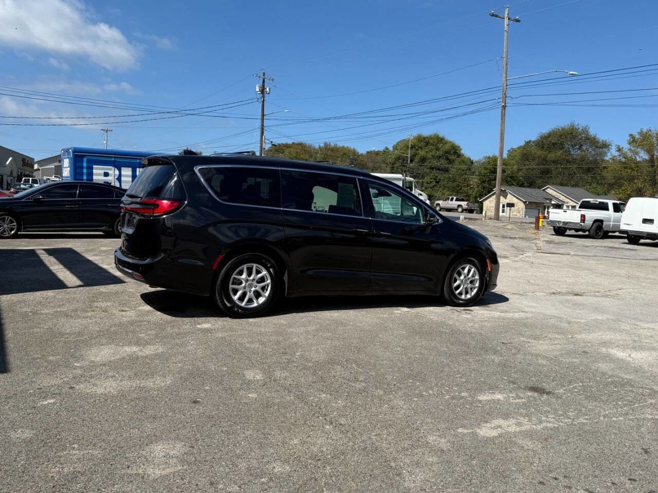 Used 2021 Chrysler Pacifica Touring-L image 27