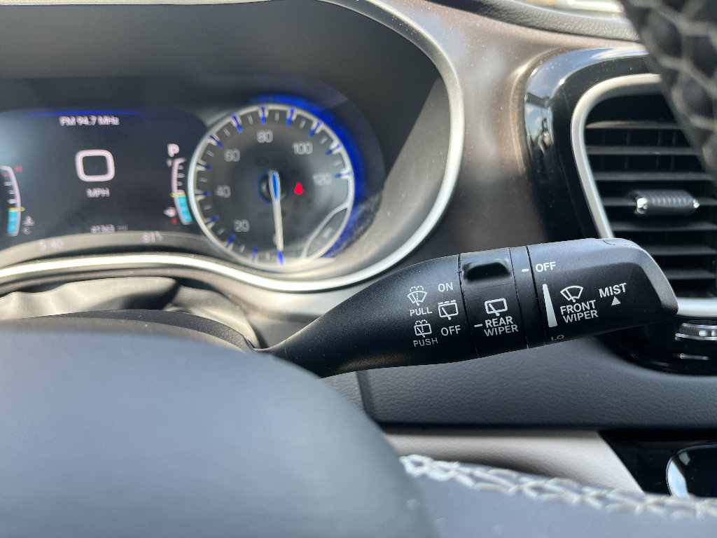 Used 2024 Chrysler Pacifica Touring-L image 41