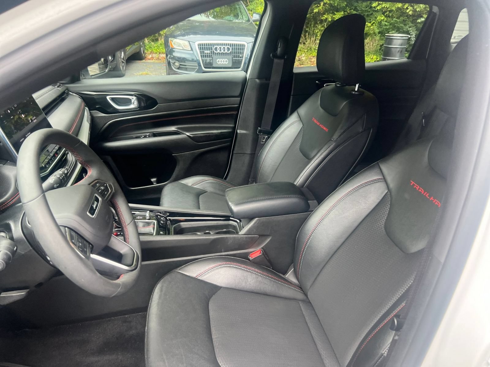 Used 2025 Jeep Compass Trailhawk AWD/4WD image 30