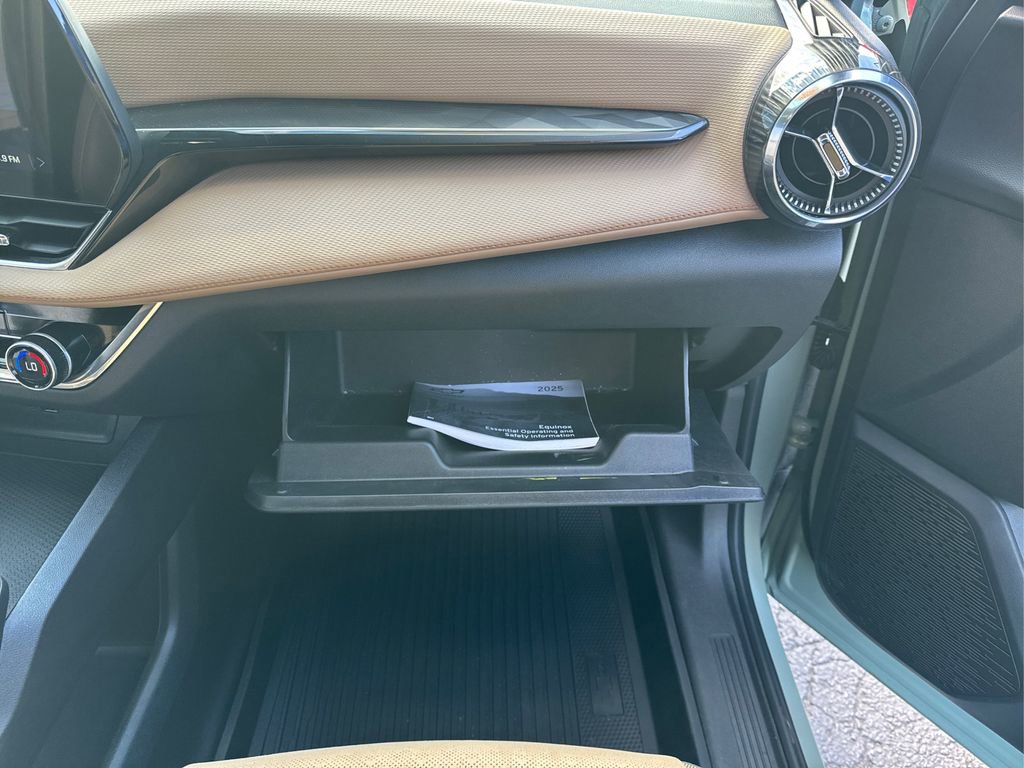 Used 2025 Chevrolet Equinox ACTIV AWD/4WD image 32