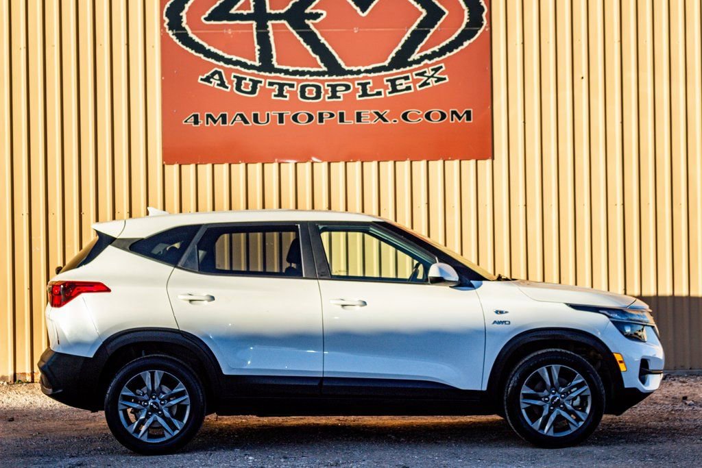 Used 2023 Kia Seltos LX image 2