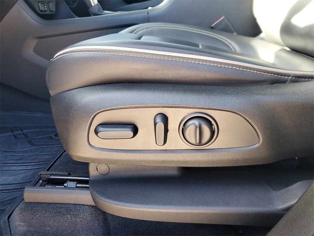 Used 2023 Chevrolet Traverse Premier w/ Redline Edition image 17