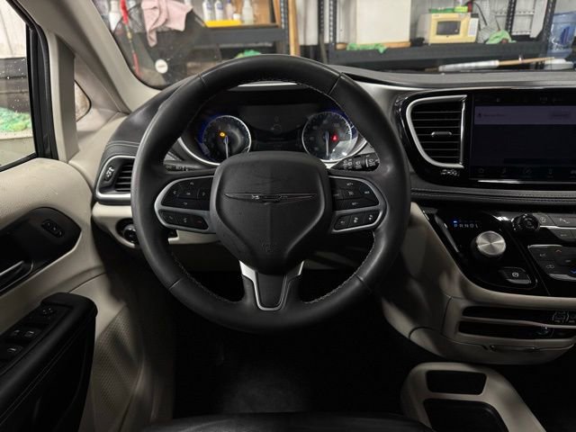 Used 2022 Chrysler Pacifica Touring-L image 29