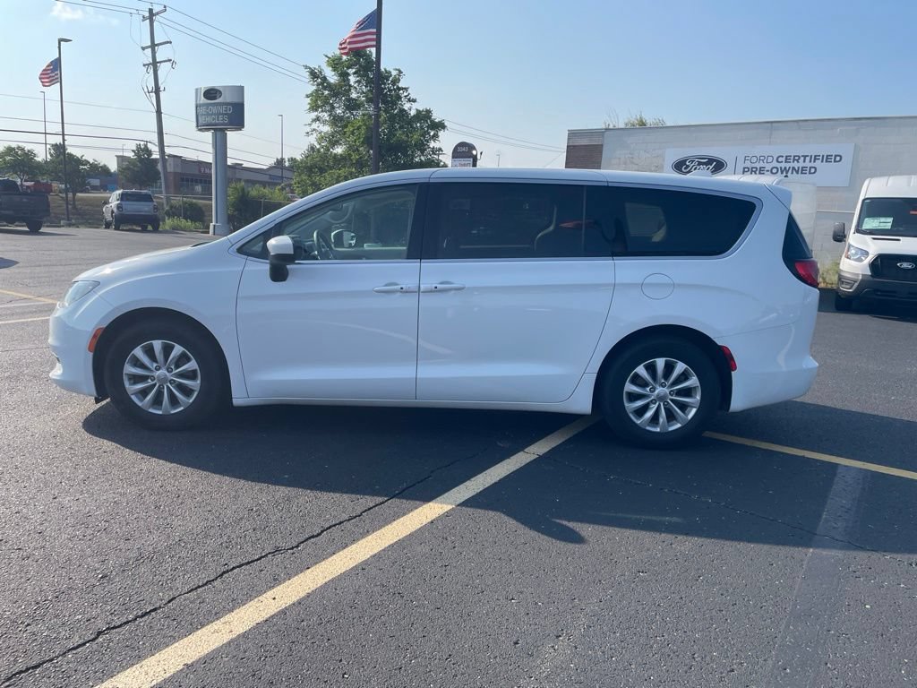Used 2017 Chrysler Pacifica Touring w/ Tire & Wheel Group FWD image 8
