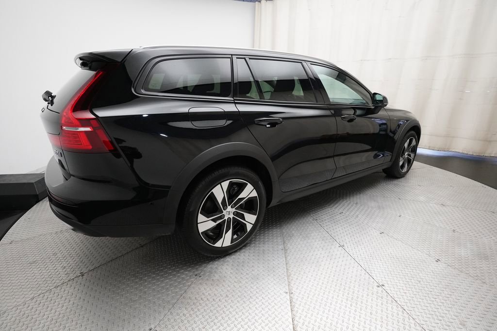 Used 2025 Volvo V60 B5 Cross Country Plus image 36