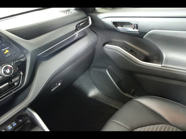 Used 2022 Toyota Highlander XSE FWD image 12