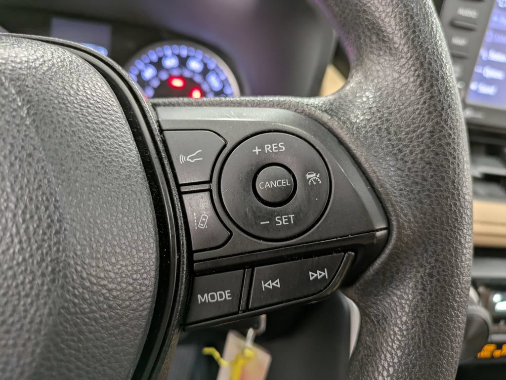 Used 2022 Toyota RAV4 LE AWD/4WD image 18