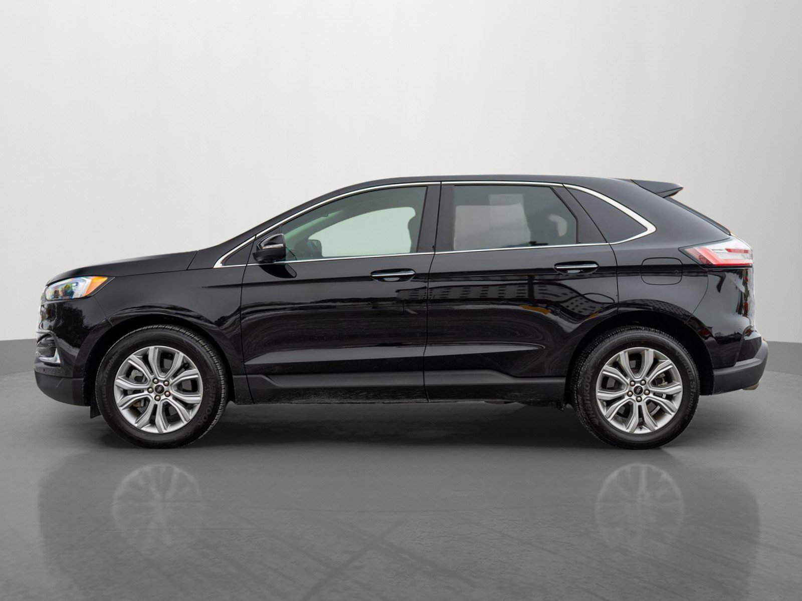 Used 2024 Ford Edge Titanium AWD/4WD image 4