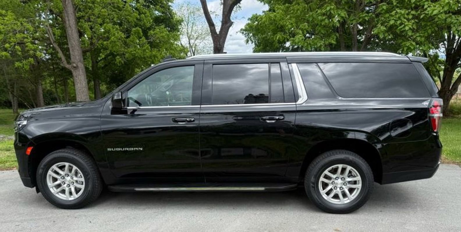 Used 2022 Chevrolet Suburban LT AWD/4WD image 10