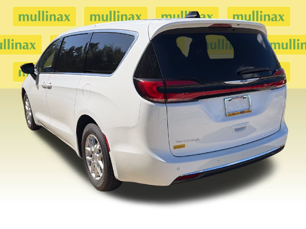 Used 2025 Chrysler Pacifica Select FWD image 9