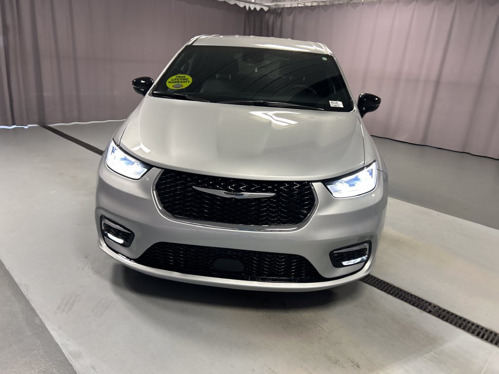 Used 2026 Chrysler Pacifica Select FWD image 2